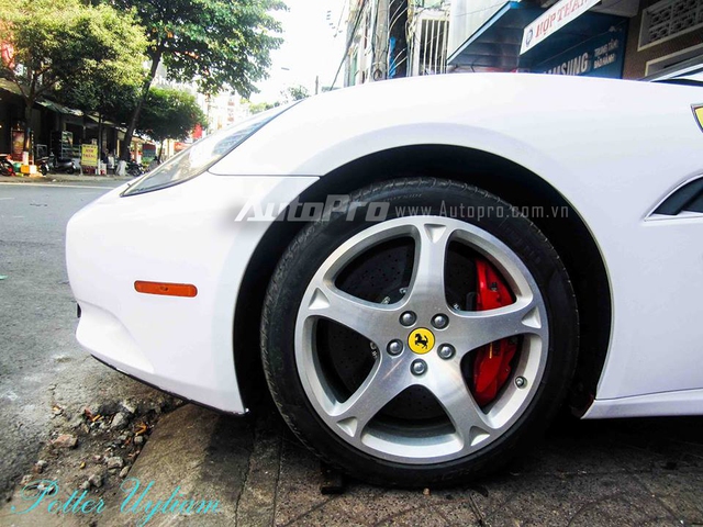 
Tại thị trường Việt Nam, có 5 chiếc Ferrari California được đưa về nước, 4 trong đó thuộc thế hệ đầu tiên, và chiếc còn lại thuộc thế hệ thứ 2 mang tên gọi California T. Theo giới thạo tin, siêu xe Ferrari California của đại gia Trung Nguyên là chiếc cập bến đầu tiên tại thị trường Việt Nam vào năm 2009.
