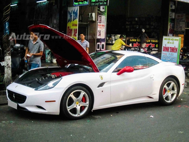
Mới đây, cánh săn ảnh tại thành phố Buôn Ma Thuột vừa bắt gặp siêu xe mui trần Ferrari California thuộc sở hữu của đại gia Trung Nguyên xuất hiện trên đường Lê Hồng Phong. Được biết, đây là lần tái xuất hiếm hoi của chiếc Ferrari California thế hệ đầu tiên.

