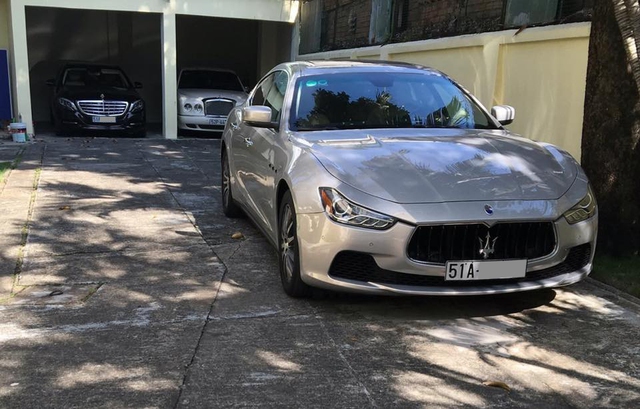 
Đặc biệt, một bức ảnh được chia sẻ trên mạng xã hội cho thấy chiếc Maserati Ghibli S Q4 màu bạc nằm chung gara với 2 chiếc xe thuộc dạng khủng tại Việt Nam, đó là Mercedes-Maybach S600 và Bentley Arnage R Mulliner 2007. Ảnh: Hòa Sơn
