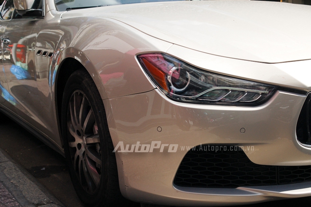 
Chiếc Maserati Ghibli S Q4 màu bạc của đại gia Sài thành được đồn đoán có giá vào khoảng 5,2 tỷ Đồng.
