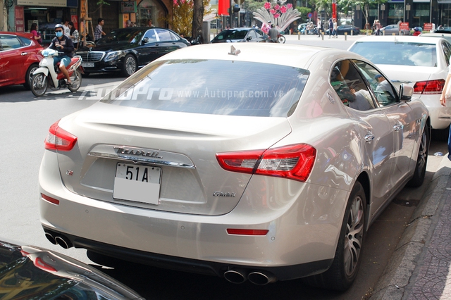 
Ra mắt lần đầu tại triển lãm Thượng Hải 2013 ở Trung Quốc, Maserati Ghibli gây nhiều sự chú ý khi được xem như đối thủ chính của BMW 5-Series và Mercedes-Benz E-Class. Ghibli thế hệ thứ 3 dựa trên thiết kế của Quattroporte thế hệ thứ 6 với phong cách lịch lãm sang trọng thường thấy trên các dòng sedan của thương hiệu Ý.
