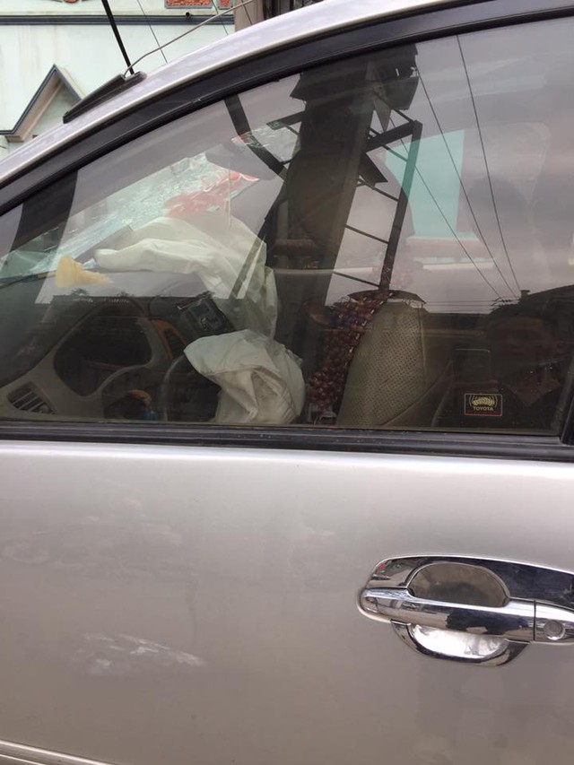 
Bên trong khoang lái túi khí cũng bung ra để bảo vệ người ngồi trong xe.
