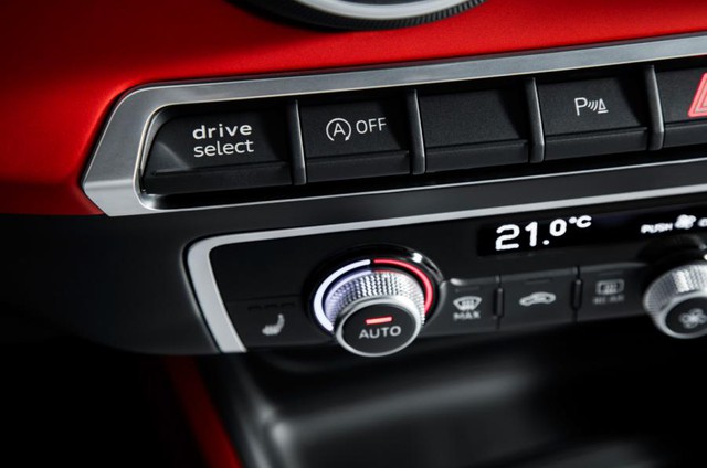 
Ngoài ra, hãng Audi còn cung cấp hệ thống Drive Select với 4 chế độ lái là Auto (tự động), Comfort (thoải mái), Dynamic (linh hoạt) và Efficiency (tiết kiệm) cho Q2 mới. Với phiên bản đi kèm radio MMI, Audi Q2 sẽ có thêm chế độ lái Individual (cá nhân). Cuối cùng là chế độ lái ESC Offroad tùy chọn với gầm xe được nâng cao thêm 200 mm.
