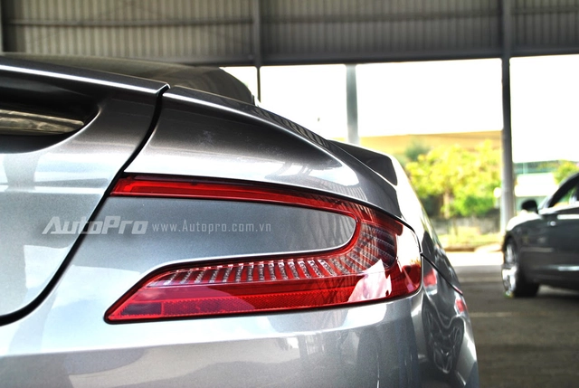 
mắt đèn sau hình đôi cánh đặc trưng của Aston Martin
