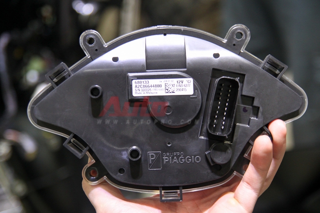 
Tương tự phần đèn, đồng hồ của Vespa Sprint cũng là dạng mô-đun, kết nối với hệ thống thông qua một giắc cắm duy nhất. Mẫu xe ga của Vespa sử dụng công-tơ-mét điện tử, cũng được đóng mộc Gruppo Piaggio và được nhập khẩu từ Malaysia.
