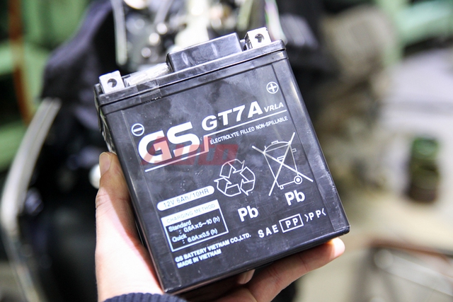 
Ắc-quy (bình điện) nguyên bản do GS sản xuất với thông số 12V 6Ah.
