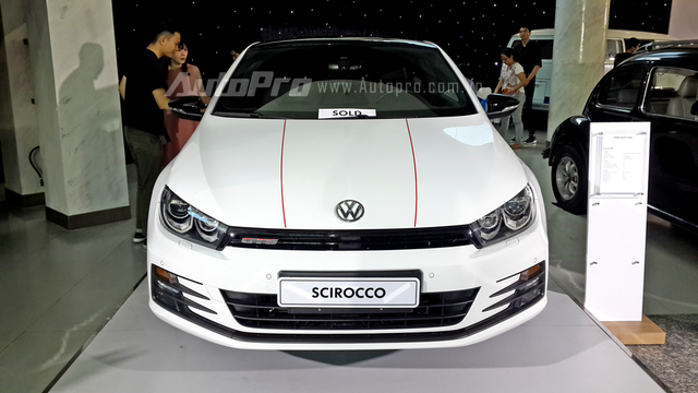 
Ra mắt các khách hàng trên toàn thế giới tại triển lãm Thượng Hải 2015, Volkswagen Scirocco GTS gây ấn tượng với thiết kế bắt mắt hơn trước và chỉ đứng sau phiên bản R về sức mạnh của công suất động cơ.
