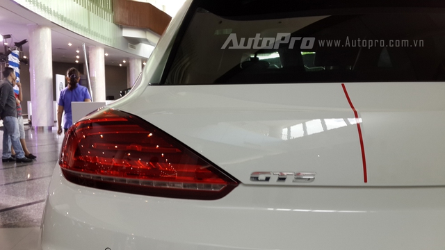 
So với các bản GTS 2015 khác, chiếc xe xuất hiện trong lễ hội DAS Volkswagen Fest 2016 chỉ được trang trí hai sọc đỏ cỡ nhỏ chạy dài từ nắp capô lên trần và kết thúc ở đuôi xe trông khá đơn giản.
