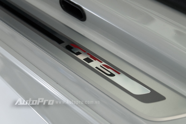 
Logo GTS xuất hiện ở lưới tản nhiệt phía trước, đuôi xe và trên các bậc cửa như dấu hiệu nhận biết so với bản tiêu chuẩn.
