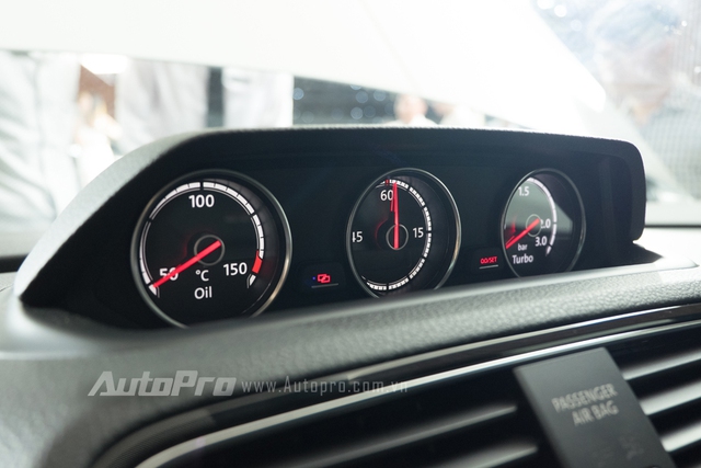 
Ngoài hai cụm đồng hồ chính thể hiện vòng tua máy và tốc độ của xe, Scirocco GTS 2015 được trang bị thêm ba đồng nhỏ khác được đặt ở bảng táp lô, đây cũng là nâng cấp nổi bật bên trong khoang lái so với phiên bản cũ.
