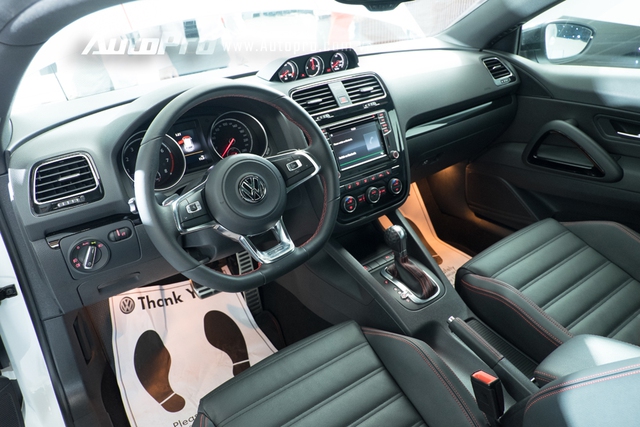 
Volkswagen Scirocco GTS 2015 xuất hiện trong lễ hội có bộ áo trắng muốt, trong khi nội thất lại gam màu đối lập đen, cùng những đường chỉ may tinh xảo ở ghế ngồi, vô lăng hay bảng táp lô tạo nên điểm nhấn bắt mắt.
