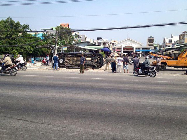 
Chiếc xe khách hạng sang của Thịnh Phát bị lật ngang sau cú tông mạnh từ phía sau của xe khách Kumho.
