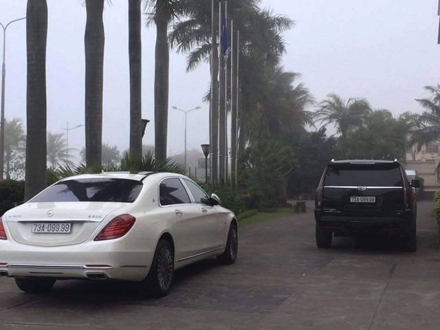 
Mercedes-Maybach S600 màu trắng của đại gia Quảng Bình đọ biển tứ quý 9 cùng chiếc Cadillac Escalade 2016 đến từ Huế. Ảnh: Đặng Thành Nam
