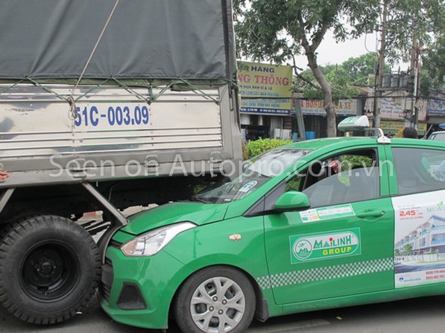 
Một tai nạn do bám đuôi xe tải.
