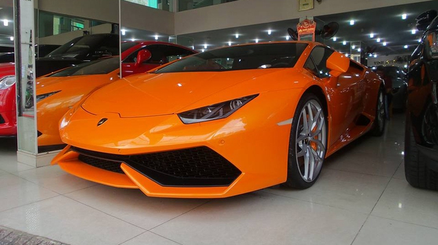 
Lamborghini Huracan màu cam nằm chờ khách tại công ty nhập khẩu tư nhân tại quận 5 vào trung tuần tháng 12/2015.
