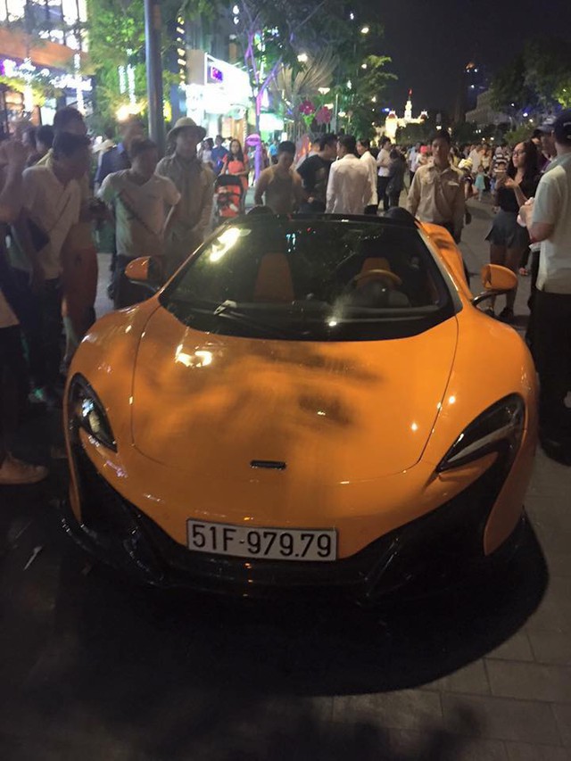 
McLaren 650S Spider xuất hiện tại phố đi bộ Nguyễn Huệ vào tối 28/2 thu hút nhiều sự chú ý. Ảnh: Phong Nguyễn
