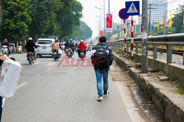 
Anh Nam ở quận Ho&agrave;ng Mai (người đi bộ trong h&igrave;nh) đ&atilde; biết về quy định xử phạt người đi bộ nhưng trong t&igrave;nh huống n&agrave;y, đ&atilde; buộc phải vi phạm do đường kh&ocirc;ng c&oacute; vỉa h&egrave;.
