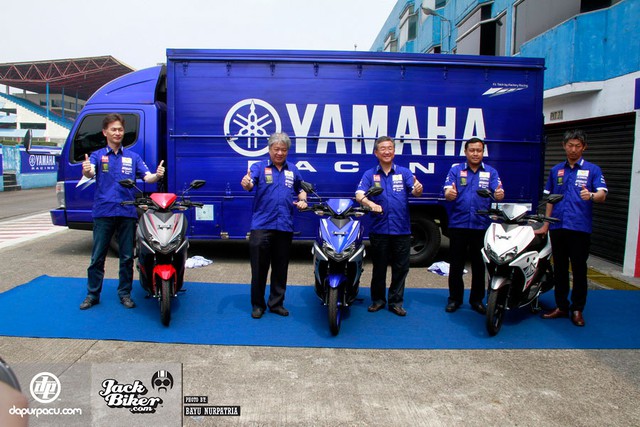 
Giá bán khởi điểm của Yamaha Aerox 125LC mới có giá khởi điểm 18,2 triệu Rupiah, tương đương 29,2 triệu Đồng. Xe có 3 phiên bản màu là xanh Racing Blue, xám mờ Champion Matt Grey và trắng White Light Speed.
