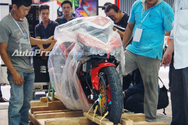 Tại triển lãm xe máy Việt Nam 2016 gian hàng Yamaha sẽ mang đến sự thú vị cho khách tham quan khi trưng bày đến 2 chiếc xế độ dựa trên phiên bản Exciter 150 phân khối. Trong đó 1 phiên bản dựa trên phong cách Movistar của đội đua Yamaha Movistar Racing trong đường đua MotoGP 2016. Ngoài ra, còn có phiên bản khác được độ lại cũng ấn tượng không kém cạnh.