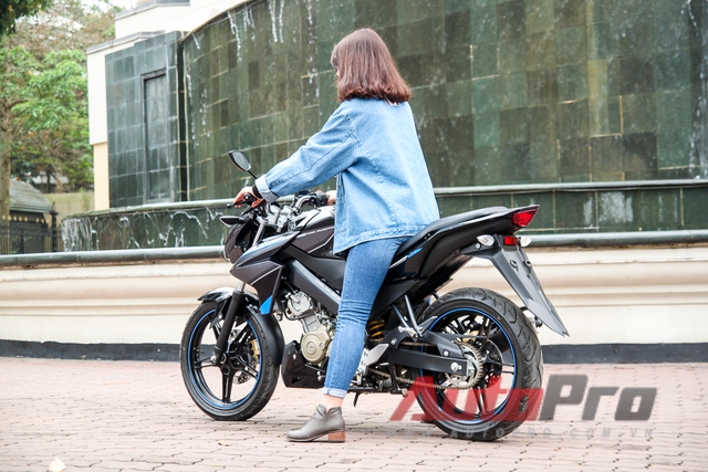 
Yamaha FZ150i phù hợp với phần lớn người Việt Nam nhờ kích thước khá gọn gàng. Ngay cả với những người có chiều cao khoảng 1,6 m, điều khiển chiếc xe côn tay này cũng không phải là điều khó khăn.
