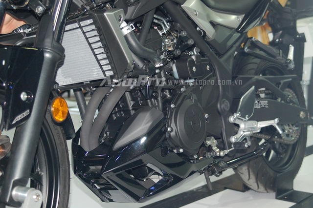 
“Trái tim” của Yamaha MT-03 là khối động cơ xi-lanh đôi, 4 kỳ, DOHC, làm mát bằng chất lỏng, dung tích 320 phân khối, sản sinh công suất tối đa 42 mã lực tại vòng tua máy 10.750 vòng/phút và mô-men xoắn cực đại 30 Nm.
