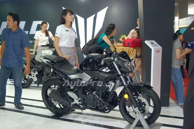 
Sau nhiều tin đồn phân phối chính hãng dòng xe MT-03 tại thị trường Việt Nam, đến nay chiếc nakedbike giá rẻ vừa được trưng bày trong gian hàng của Yamaha tại triển lãm xe máy lần đầu tiên diễn ra tại Việt Nam và trong ngày đầu tiên đón khách tham quan vào buổi chiều, MT-03 nhận được khá nhiều đánh giá tích cực từ khách hàng Việt.
