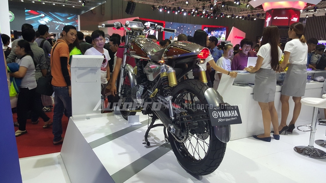 
Vì thế ngay khi xuất hiện trong gian hàng Yamaha Việt Nam, mẫu concept lấy cảm hứng từ phiên bản SR400 nhanh chóng tạo nên nhiều cuộc bình luận sôi nổi trong cộng đồng mạng, cũng như trên các diễn đàn về xe. Nhiều người cho rằng Resonator125 giống như mẫu xế độ nhiều hơn, thay vì mang ý nghĩa chiếc xe tương lai như Yamaha tuyên bố.
