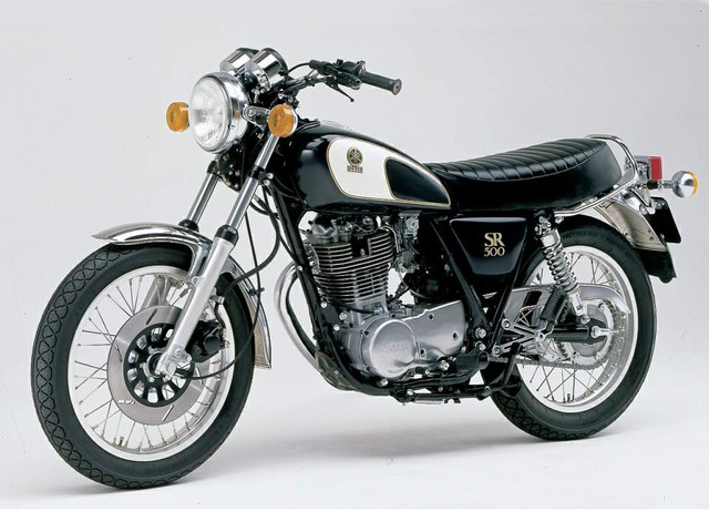 Chiếc mô-tô xi-lanh đơn Yamaha SR500 có lẽ cũng là một điểm xuất phát thú vị. Tuy nhiên có lẽ sẽ ít người còn nhận ra được chiếc xe nguyên bản, sau khi chiêm ngưỡng bản độ Sunshine state of mind của nhóm độ xe Powder Monkees.