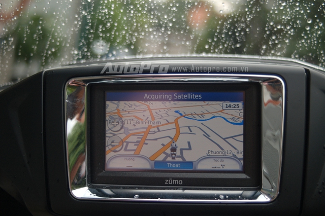 
Màn hình cảm ứng LCD nằm ngay dưới kính chắn gió vừa đảm nhận công việc định vị GPS. Ngoài ra, còn đảm nhận các chức năng khác như kết nối hệ thống giải trí AM/FM radio, iPod hoặc kết nối iPhone.
