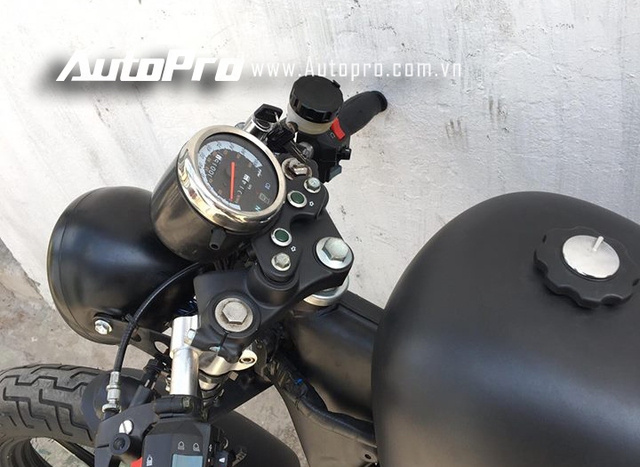 Cận cảnh cụm đồng hồ hiển thị các thông số trên mẫu xế độ Yamaha Virago XV125 được lấy từ Honda Rebel.