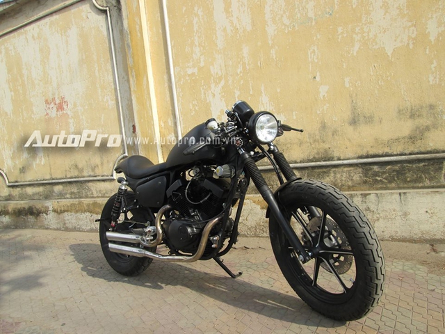 Loại bỏ kiểu dáng cruiser nặng nề, xế độ được những người thợ Sài thành lên ý tưởng cho ngoại hình lai giữa chất café racer và phong cách Harley Davidson. Thời gian cho việc lên ý tưởng và hoàn thành mẫu xế độ bụi bặm này vào khoảng 2 tháng.