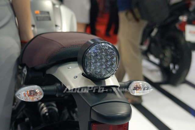 
Điểm nhấn trong phong cách thiết kế của Yamaha XSR 900 là cụm đèn hậu đầy ma mị với 19 bóng đèn LED nhỏ được sắp đặt gọn gàng.
