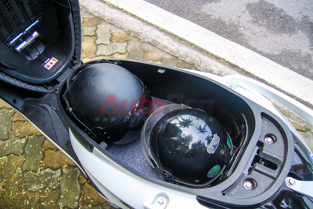 
Phần cốp xe có thể chứa tới 2 mũ bảo hiểm cỡ lớn.
