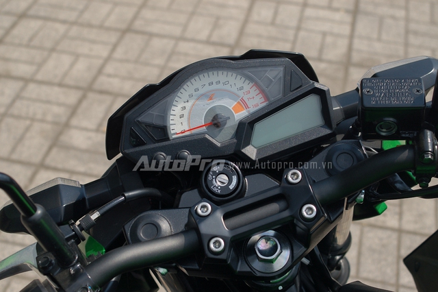 
Những trang bị nổi bật trên Kawasaki Z300 ABS mới bao gồm đồng hồ đo vòng tua máy dạng cơ, phía dưới là màn hình LCD hiển thị nhiều thông số cơ bản xe.
