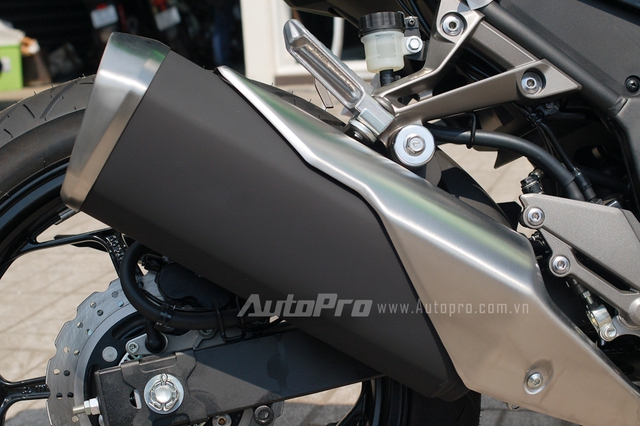 
Một chi tiết khác giống với Kawasaki Ninja 300 là ống xả đơn đặt gọn gàng bên hông xe.
