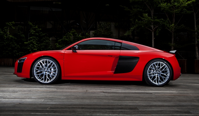 Audi R8 Coupé có hiệu suất vận hành lớn hơn bất kỳ mẫu xe nào trong chuỗi sản phẩm của Audi. Vào tháng 3 vừa qua, mẫu xe Audi R8 Coupé đã được vinh danh “2016 World Performance Car” trong chuỗi các giải thưởng World Car Awards. Với việc đạt được tổng số 4 giải thưởng, Audi R8 trở thành mẫu xe thành công nhất trong lịch sử hệ thống giải World Car Awards.