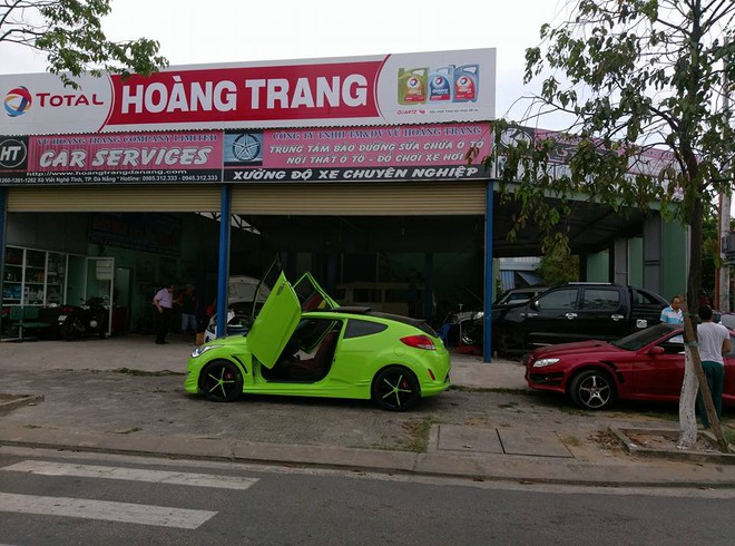 Chiếc Hyundai Veloster được đổi màu sơn từ da cam sang xanh cốm như Lamborghini Huracan từng gây xôn xao cộng đồng cách đây vài tháng. Đến nay, chiếc Hyundai Veloster lại trở thành tâm điểm của giới yêu xe vì được độ lại.
