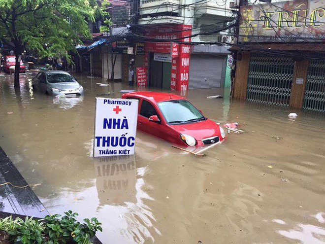 Những chiếc ô tô nhỏ trở thành nạn nhân của đường ngập.
