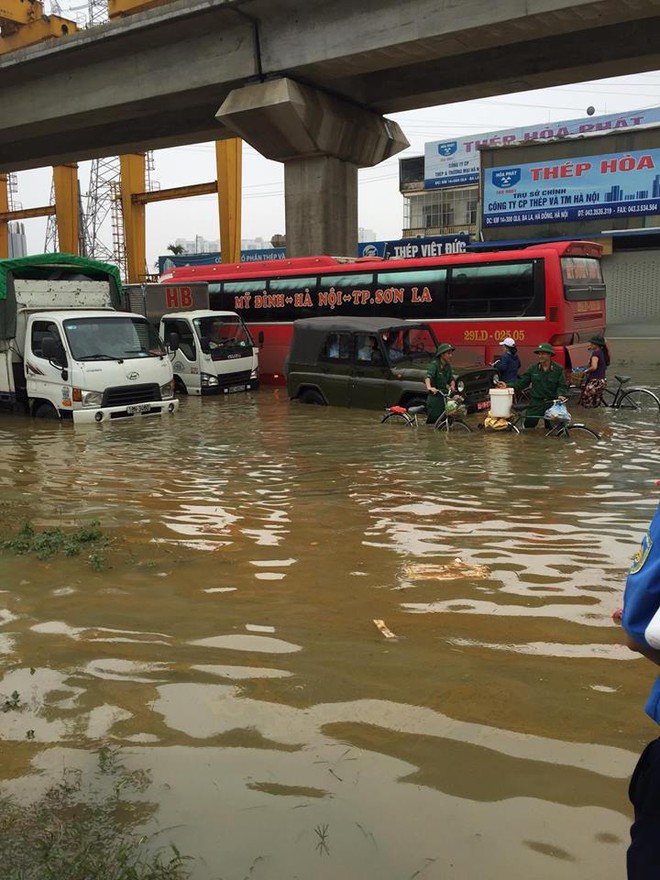 Ngập sâu tại khu vực Yên Nghĩa, Hà Đông.