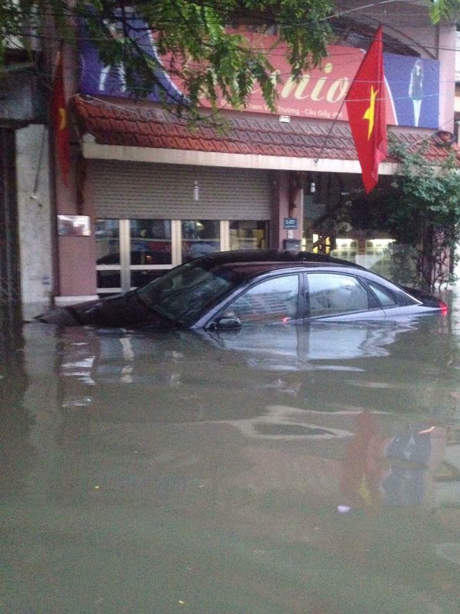
Không hiếm cảnh tượng ô tô ngâm nước trong đêm tại Hà Nội sau cơn mưa rạng sáng nay. Một chiếc ô tô bị ngập nước đến quá nắp capô tại khu vực Cầu Giấy.
