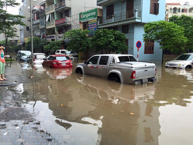 
Hàng loạt ô tô chôn chân trong nước ngập tại khu vực Văn Phú, quận Hà Đông. Ảnh: Hoàng Trọng Tuấn
