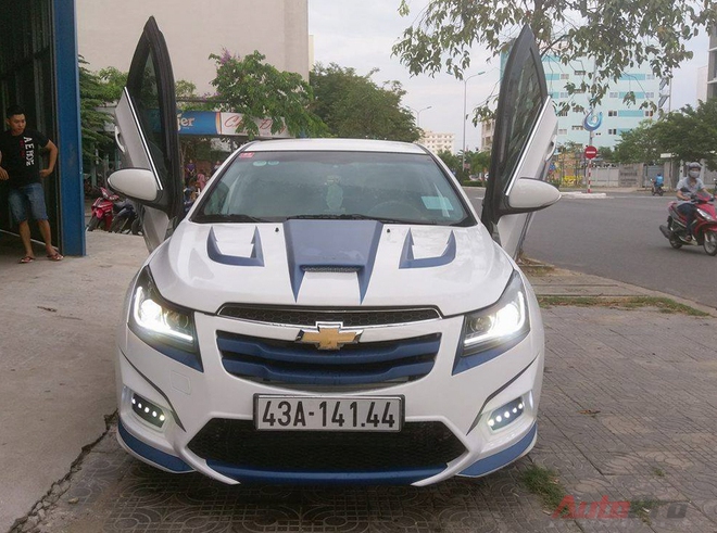 
Sau chiếc Hyundai Veloster, một gara độ xe tại Đà Nẵng tiếp tục thực hiện ý tưởng táo bạo trên chiếc Chevrolet Cruze. Đây là mẫu xe nổi danh của Chủ tịch câu lạc bộ Cruze tại Đà Nẵng.
