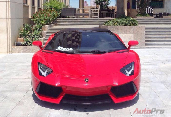 
Sau nhiều lần di chuyển, Lamborghini Aventador Roadster đã tìm được bến đỗ. Cánh săn ảnh vừa bắt gặp chiếc siêu xe mui trần màu đỏ tại Đà Nẵng trong quá trình đi bấm biển.
