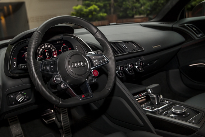 
Nội thất được chăm chút kỹ lưỡng. Trong số 4 giải mà Audi R8 có được thì giải Thiết kế đẹp nhất đã phần nào minh chứng cho nỗ lực của Audi đối với R8.
