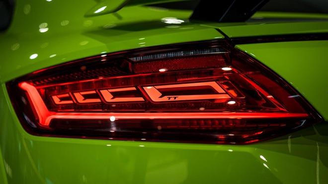 
Đằng sau xe xuất hiện đèn hậu Matrix OLED hiện đại. TT RS 2016 đồng thời cũng là mẫu xe thương mại đầu tiên của Audi sử dụng đèn hậu này.
