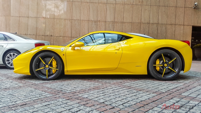 
Một chiếc Ferrari 458 Italia khác nhưng mang nước sơn vàng óng.
