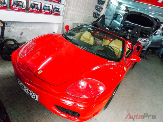 
Ferrari 360 Spyder ban đầu có nước sơn đỏ truyền thống của siêu ngựa. Tuy nhiên, xe đã được khoác áo mới màu trắng.
