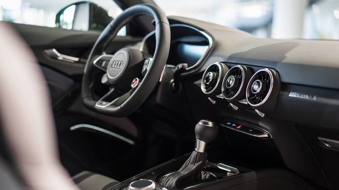 
Tại thị trường Đức, Audi TT RS Coupe 2016 có giá khởi điểm 66.400 Euro, tương đương 1,65 tỷ Đồng. Con số tương ứng của phiên bản mui trần là 69.200 Euro, tương đương 1,72 tỷ Đồng.
