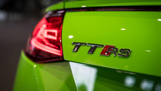 
Động cơ mới cho phép Audi TT RS 2016 tăng tốc từ 0-100 km/h trong thời gian chỉ 3,7 giây đối với phiên bản coupe và 3,9 giây với phiên bản Roadster. Vận tốc tối đa của xe bị giới hạn điện tử ở mức 250 km/h. Nếu khách hàng muốn, Audi có thể nới vận tốc tối đa của xe lên 280 km/h.
