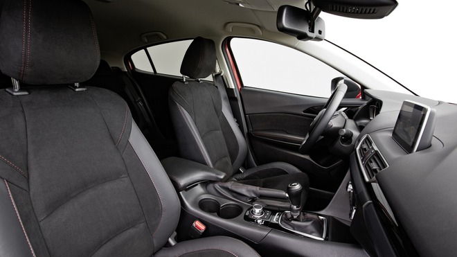 
Ngoài ra, những bản trang bị cao cấp của Mazda3 tại thị trường châu Âu còn có thêm các tính năng tiêu chuẩn như radio DAB, camera chiếu hậu và hệ thống nâng ghế hành khách.
